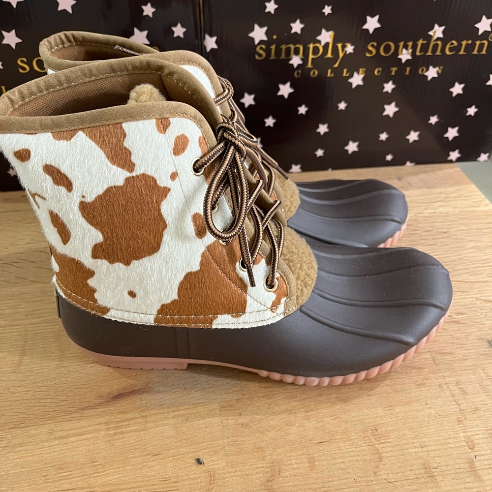 Simply Southern Brown Cow Print Duck Boots Size 8 New! - Picture 3 of 6